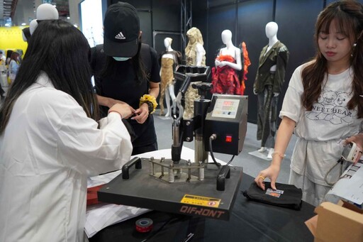 新一代設計展登場 亞東科大材料織品服裝系成果亮麗
