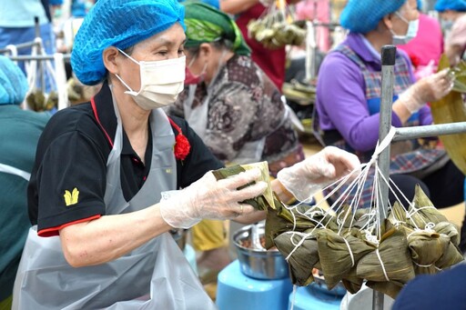 攜慈善團體包粽助新北弱勢 元亨寺台北講堂10年愛心不間斷
