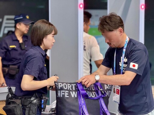 海山警熱心協尋跑鞋 印度選手〈銀〉了分享喜悅