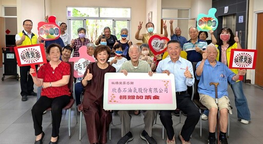 捐贈板榮端節加菜金 侯榮芳與學長相見歡
