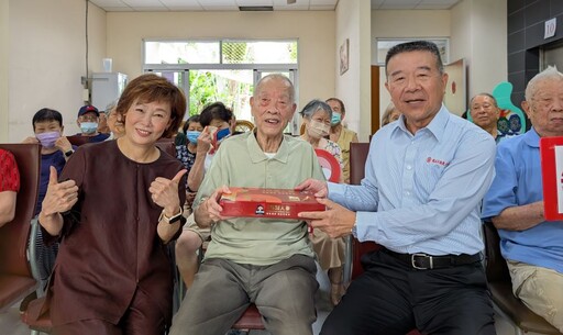 捐贈板榮端節加菜金 侯榮芳與學長相見歡