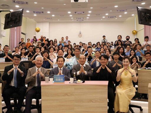 睽違60年王金平再披教袍 東海大學教授人生第一門學分課