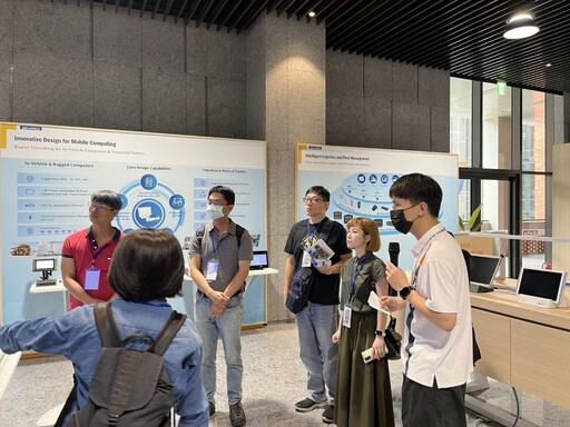 見學團助師長瞭解物聯網產業 龍華科大攜手產官學推動