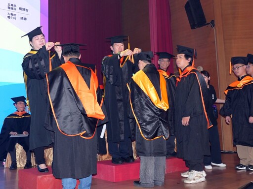 龍華科大畢典溫馨登場 葛自祥勉多做事即是累積實力機會