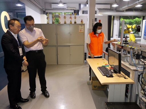 龍華科大獲贈機械手臂 強化智慧製造學用合一