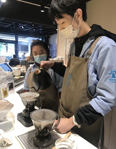 「樸樹咖啡」萬華店 用時間萃出一杯好咖啡 漫遊歷史街後 來品嚐一杯好咖啡