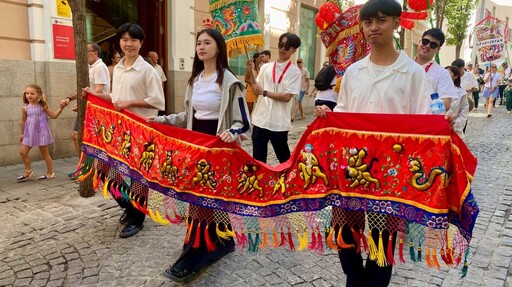 台灣方相舞團西班牙藝術節大放異彩 旗舞飛揚、跳鼓陣鑼鼓響