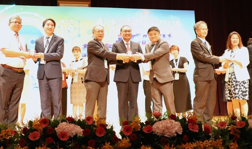 新北新卸任校、園長交接 侯友宜勉秉持初心接力前行