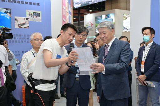 經濟部聯手25家企業推動高齡科技 全家、華碩、桂冠跨域合作打造個人AI健康助手