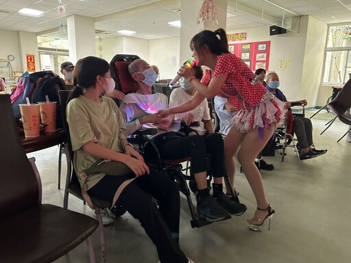 美少女青春歌舞秀歡慶父親節 板榮長輩重返18歲
