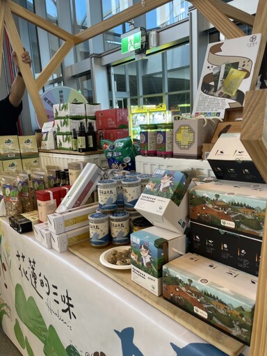 花蓮優質農特產品進軍國道服務區 展售活動吸引旅客駐足