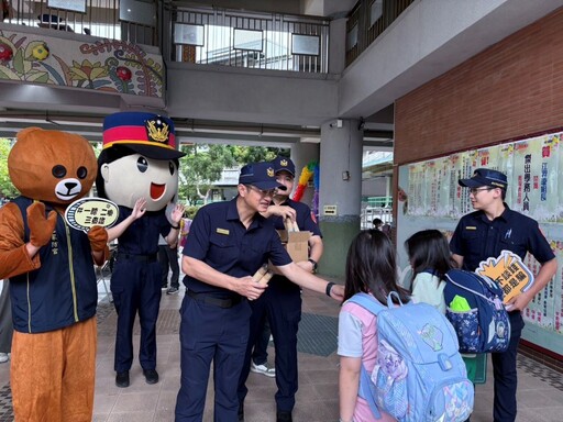 化身「守護天使」 新北分局長開學日總動員護童