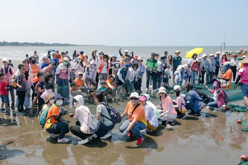 實踐ESG願景 土城醫院百人齊力牽罟淨灘護海洋