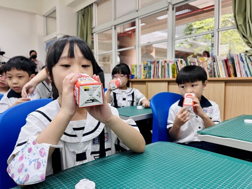 新北「鮮奶幸福週」全年供應 33萬學幼童受惠