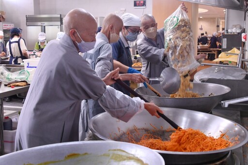 熱騰騰的素食便當 慈濟行動廚房撐起「鏟子超人」的體力與心力
