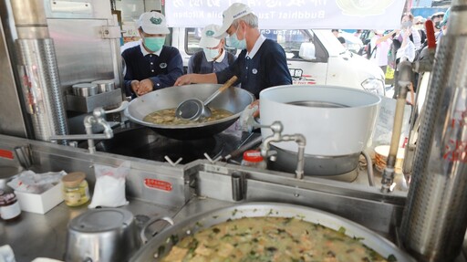 熱騰騰的素食便當 慈濟行動廚房撐起「鏟子超人」的體力與心力