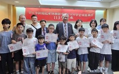 台北市新聞記者俱樂部頒發會員子女獎學金