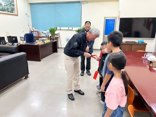 以行動傳遞希望關懷 基隆台電捐贈兩校獎助學金