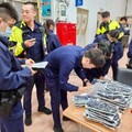 體恤寒風細雨執勤 海山警長贈同仁「防寒手套」保暖