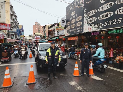 斗六年貨大街連假首日爆購物人潮 員警即時疏導車流