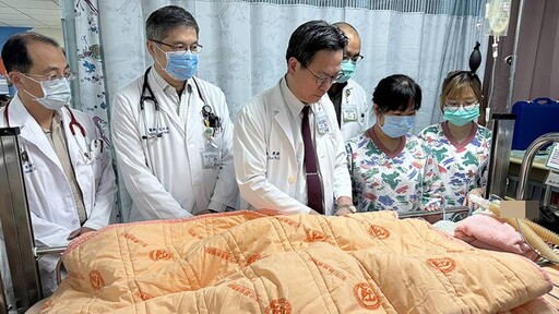 彰基總院長陳穆寬帶領醫療團隊為8歲女童禱告