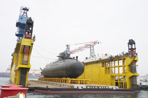 潛艦國造原型艦海鯤軍艦 台船完成浮船作業