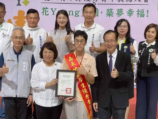 興華中學學生榮獲嘉義地區優秀青年黃敏惠頒獎