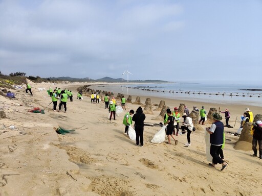 金門社區志工清除海漂垃圾 減少環境污染恢復海灘原貌