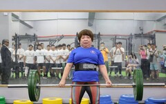 嘉大肌力與體能訓練室啟用 金牌健力Q嬤示範