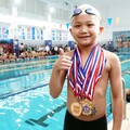 泰和國小小泳將破紀錄奪金牌 彰化縣議員頒獎表揚