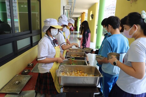 雲林縣長與5萬多名國中小師生共進蔬食餐 吃出健康保護地球