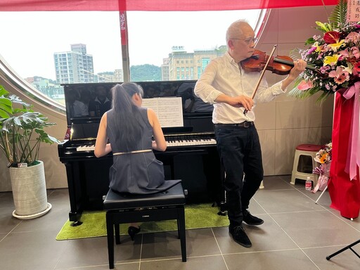 全台首見 臺鐵鶯歌車站增設藝文鋼琴區