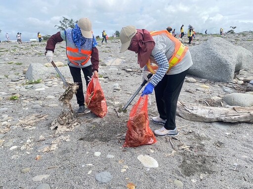 永續東海岸×淨灘尋寶趣 國家海洋日清212公斤海灘廢棄物
