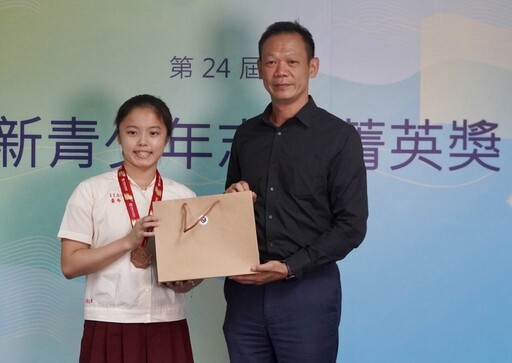 高雄市12名學生 獲頒台新青少年志工菁英獎、奉獻獎