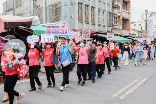嘉縣社區組織聯手防家暴 翁章梁參與踩街活動