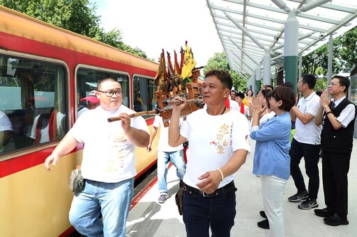 玉三聖母與玄天上帝搭火車為沿線祈安 黃敏惠祝福林鐵通車