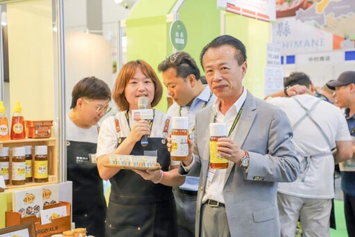 台北國際食品展 翁章梁率業者行銷嘉義優鮮精品