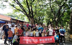 200名大小朋友在高雄新客家文化園區 雨豆樹林間體驗攀樹及走繩
