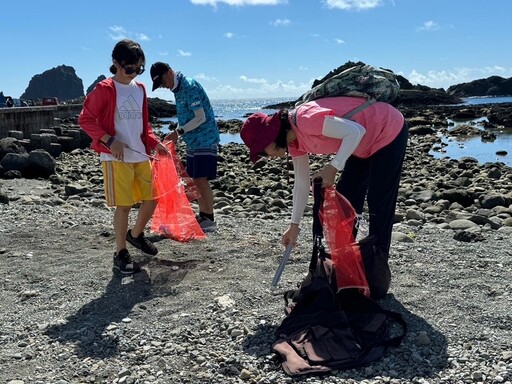 「守護藍與美」文史走讀淨灘之旅 清267公斤海灘廢棄物
