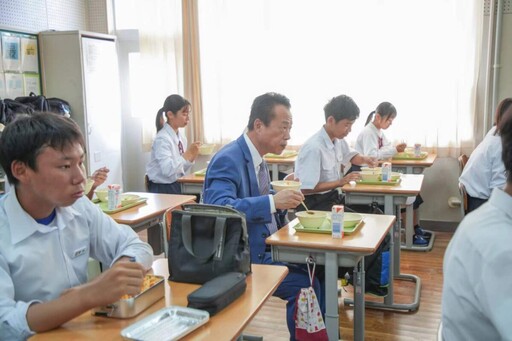 翁章梁快閃日本山口縣中學推廣蜜梨鳳梨