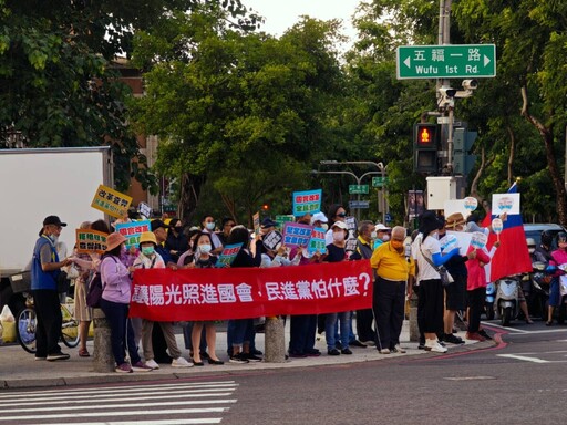 國民黨國會改革路口快閃 高雄上百民眾自發舉牌支持國改