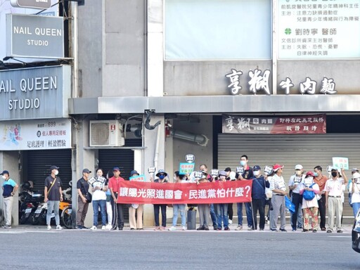 國民黨國會改革路口快閃 高雄上百民眾自發舉牌支持國改