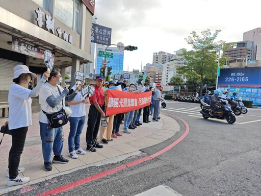 國民黨國會改革路口快閃 高雄上百民眾自發舉牌支持國改