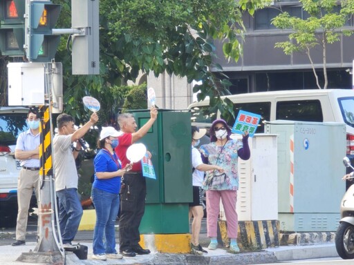 國民黨國會改革路口快閃 高雄上百民眾自發舉牌支持國改