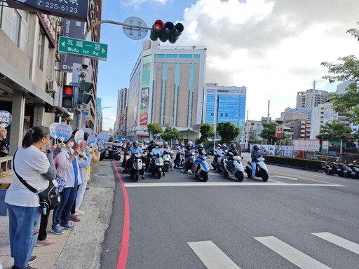 國民黨國會改革路口快閃 高雄上百民眾自發舉牌支持國改