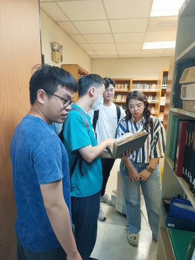 珍貴館藏與現代科技齊飛 南華大學無盡藏圖書館成熱門景點