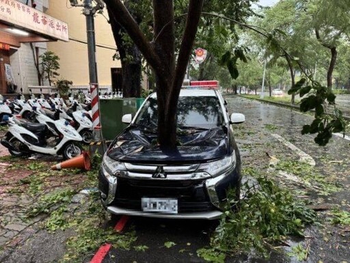 強烈颱風凱米來襲 鼓山巡邏車不放好遭颱風波及