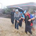 凱米強颱風狂雨急站不穩 許淑華信義水里投市勘災