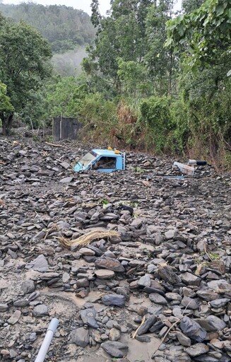 驚！凱米颱風災情再傳 自來水工程車遭土石淹沒