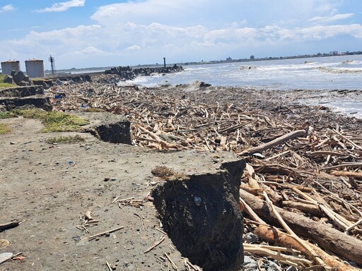 颱風過境後漂流木堆積 高市府籲民眾暫勿踏浪及勿擅自撿拾